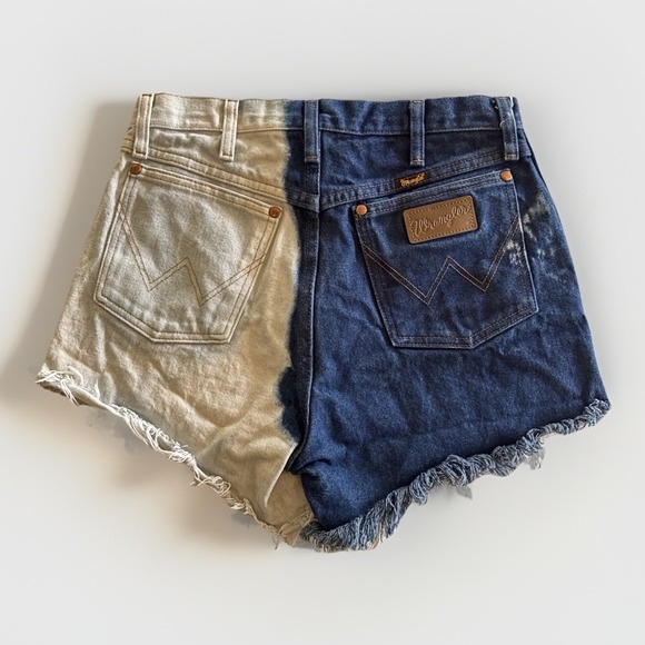 Wrangler Womens Split Dye Denim Jean Cut Off Shorts Sz 31 High Rise Cowboy - Picture 1 of 16